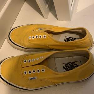 Såå snygga gula skor från vans köpta på second hand❤️ för stora för mig tyvärr
