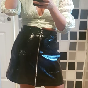 Lackkjol från Monki - Lackkjol med dragkedja