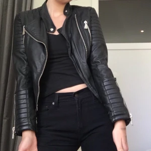 Skinnjacka (stl 38) - En skinnjacka som jag har köpt secondhand, använd cirka 2 gånger av mig. Säljer pga den är för tajt på mig! Priset går att diskutera.Skriv om du vill ha fler bilder! Köpare står för frakt, kan mötas i Stockholm!🥰