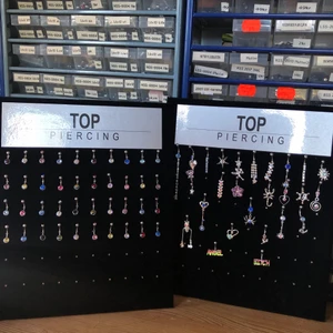 Navelpiercing  - Sjukt fina navelpiercingar med både hängen och utan. En ordinarie i valfri färg 29kr och en med hängen  45- i kirurgiskt stål. Vid de av titan gäller annat pris😊+frakt köp till en låskula med Sten för 25kr 