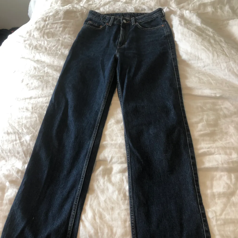 Snygga jeans från weekday i medellön rowe. Storlek 26/30. Jeans & Byxor.