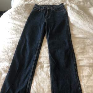 Snygga jeans från weekday i medellön rowe. Storlek 26/30