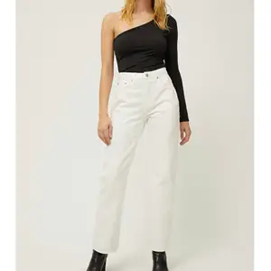 Jätte fina vita jeans i modellen voyage från weekday, nästan helt oanvända, för små för mig därför jag säljer:( Storlek 26/30