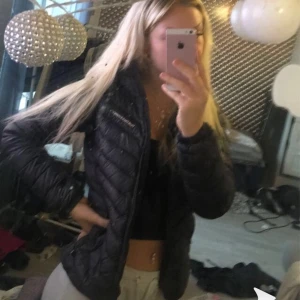 Peak performance dunjacka - Säljer min peak dun jacka köpt för 2800 den har ett litet hål som ej syns eller påverkar jackan på något sätt strl xs