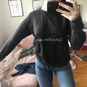 Calvin Klein tröja - Aldrig använd, lite stor i storleken så passar nog L, allt kommer alltid nytvättat och strykt vid behov