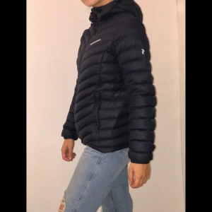 PeakPerformance Jacka - Marinblå PeakPerformance Jacka. Använd få gånger. Säljes på grund av att den aldrig kom till användning. Nypris 2500 från Zalando. Frakt tillkommer
