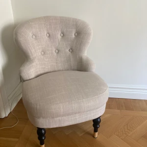 Fåtölj  - Fåtölj, ursprungligen från Åhléns. Köptes för ett år sedan (fåtöljen finns inte kvar att köpa på Åhléns) hämtas på Kungsholmen. 