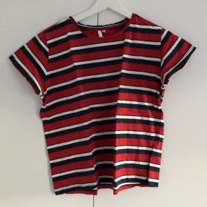 Randig T-shirt - Röd, -vit och -marinblårandig t-shirt i storlek M/L