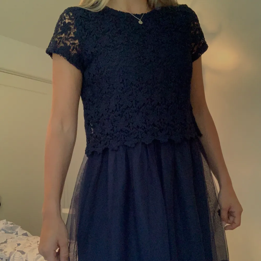 Jätte söt klänning från Holly & Whyte. Mycket bra skick. Passar mig som använder kläder i S(16år) Frakt tillkommer . Klänningar.