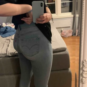  - I storlek 28 men skulle säga att de är lite små i storleken så skulle passa en 27. Är förövrigt 165 och har ganska långa ben så byxorna är lite kortare på mig😊