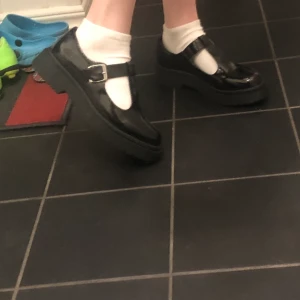 Doll shoes  - Så söta skor från asos, men inte min stil och kommer ej till användning, inprincip oanvända men riktigt fina💕💕har även kvar lådan!!