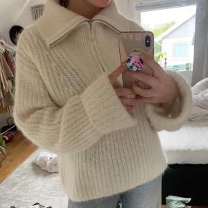Vit stickad tröja  - Vit stickad alpaca blend tröja premium quality från H&M. Aldrig använd. Köparen står för fraktkostnaden. 