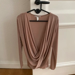 Omlott-Blus - Rosa omlott-blus stl: S i glansigt material från NLY Trend. Enbart använd vid ett fåtal tillfällen så mycket bra skick. Finns att hämta vid Östermalmstorg eller skickas mot avgift. 