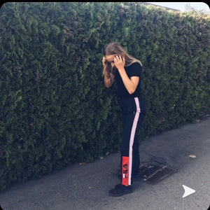 Fila byxor - Super coola fila byxor skönt matrial lite termo matrial men endån inte, använder inte så därför jag säljer dem o dem är i super bra skick💋