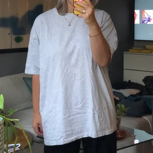 Perfekt Grå Oversize T-shirt  - Gammal beefyT. Oversize grå t-shirt i tjock bomull.