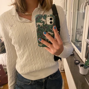 Gant kabelstickad - Vit V-ringad kabelstickad i stretchigt bomull från Gant. Originalpris: 1299kr. I jättegott skick och använd vid ett tillfälle. Säljer för att spara pengar. Pris går att diskutera och frakt tillkommer💕 Kram