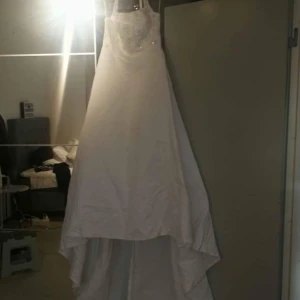 Bröllopsklänning  - Aldrig använt!! Köptes i Chile för 8000kr 2010. Finns ingen kvitto på den dock. 