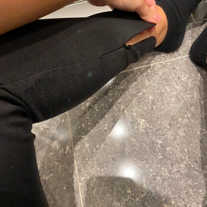 Kostymbyxor - Säljer nu mina sjukt fina kostymbyxor från bok bok som inte finns kvar längre!! De har en aluta som du kan bestämma om du vill ha öppen eller stängd. Inga skador på de och inte använda alls mycket. Väldigt fint kostym materiel. Frakt tillkommer❣️