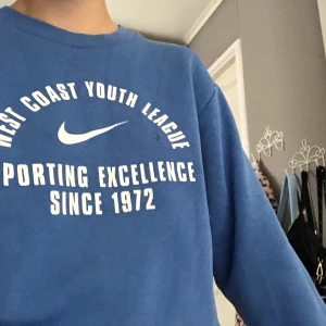 Storlek m - En jätte snygg nike sweatshirt som jag har köpt av en annan här på Plick. Men den kommer inte till användning . Skicka meddelande om du är intresserad. Frakten ingår inte❤️🦋 jag köpte den för 249kr. Priset kan diskuteras 