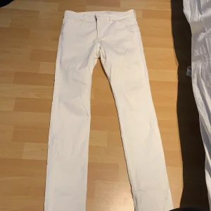 Vita jeans - Långa tajta jeans som aldrig går till användning. Pris:40kr+frakt