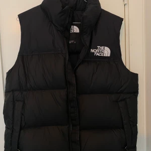 North face väst - Fint skick, inga slitage! Nypris: ca 2000kr. Storlek M, sitter lite oversized på mig som vanligtvis har S. Möts upp i Stockholm💕