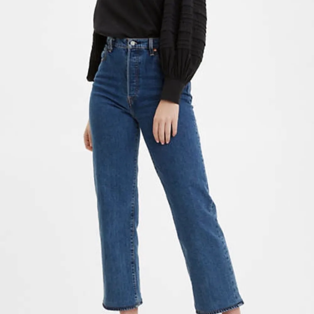 Säljer dessa supersnygga levi’s jeansen då de har blivit för korta på mig 😢 De är i väldigt fint skick, nästan som helt nya! Jeansen kostar ursprungligen 1.199 kr 🥰 Köparen står för frakten ❣️ . Jeans & Byxor.