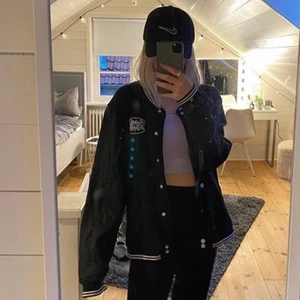 Baseball jacka, storlek L  - Säljer min baseboll jacka som jag köpt på instagram, säljer den då den nästan aldrig kommit till användning! Superfin! Har ett tryck på ryggen! Om fler är intresserade är det högsta bud som vinner!