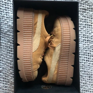 Puma x Fenty  - Väldigt sparsamt använda Puma x Fenty skor i storlek 38. Köptes för några år sedan men då de är ganska små i storleken kan jag tyvärr inte längre ha dem. Har kvar både skokartong och skopåsen som följer med. Kan möta upp i centrala Stockholm! 
