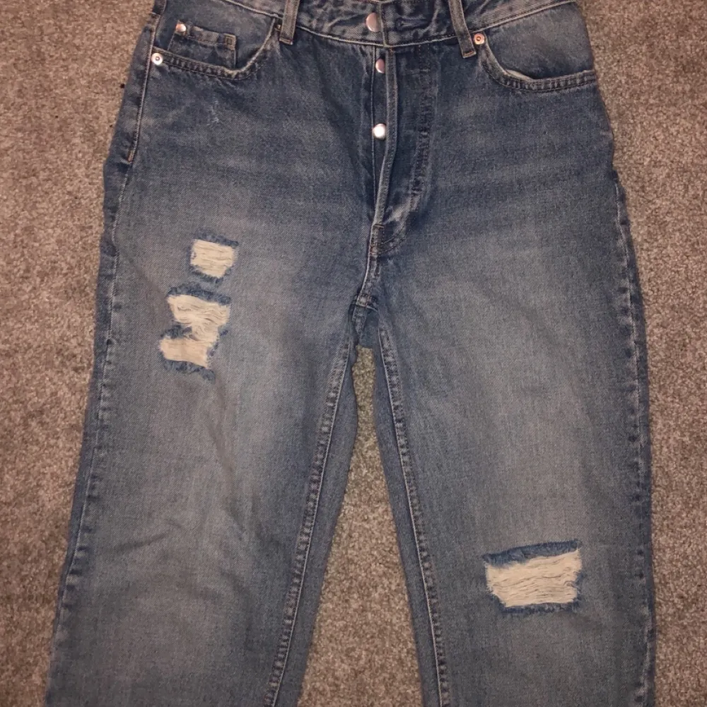 Så fina helt oanvända, storlek 36 (S) sitter lite baggy på mig som brukar ha XS, är 161cm lång . Jeans & Byxor.