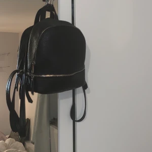 Söt ryggsäck - Supersöt liten, svart ryggsäck i läderkopia💗änvänd några gånger men i bra skick.