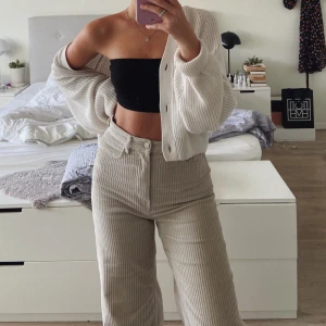 Manchesterbyxor  - Sjukt fina manchesterbyxor köpta på weekday! Byxorna är i mycket bra skick, och skulle säga att de skulle kunna va i strl 36 också! Lite för långa för mig och jag är ca 160 cm. Frakt tillkommer 