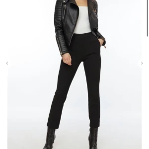 Skinnjacka använda 2-3 gånger! - Hej! Jag säljer min skin jacka för att den är för liten! ✨ pris kan diskuteras 