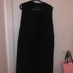 Massimo dutti väst  - Lång och varm. Använt endast 1 gång. Original pris 1000 ungefär. Sitter jätte fin