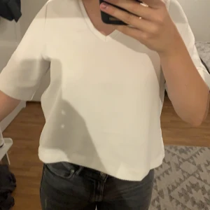 Vit tröja från zara  - Vit tröja från zara storlek S med slits i ryggen 