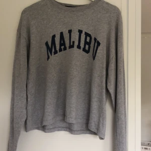 Tröja - Grå tröja från brandy Melville med marinblått tryck, vet inte vad det är för storlek men den passar mig som vanligtvis har s