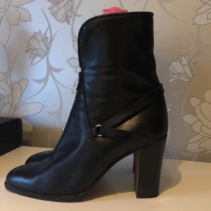 Skinnskor  - Skor i äkta skinn (tror iallafall att det är vad märket på sulan betyder). Som andra bilden visar är det repor på klackarna, mycket använda hos personen jag fick dom av. Tunn sula. Köpte står för frakt, ansvarar ej för postens slarv. Katt finns i hemmet 🐈