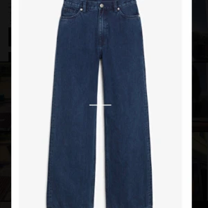 Vida jeans - Säljer dessa trendiga vida jeansen från monki. Modellen heter ”Yoko” och de är i färgen ”dark blue”. Säljer pga för stora! Bra i skicket💕💕💕 storlek 27💜 (skriv för fler bilder)
