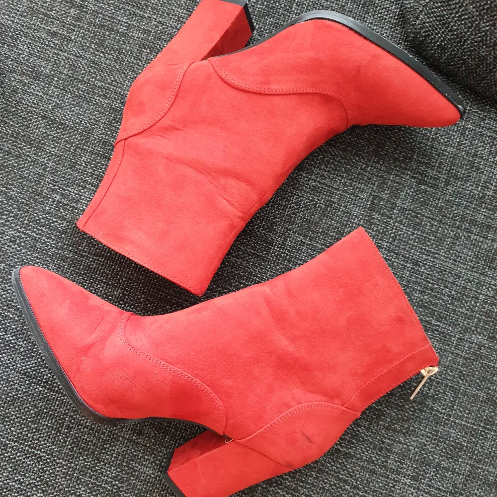 Red ankle boots with block heel - super comfortable, worn twice - original price 699kr. Skor.