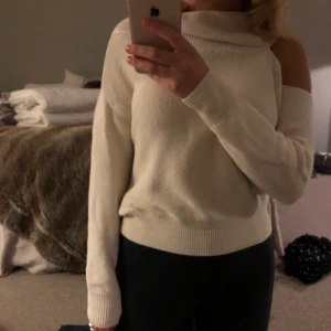 Stickad tröja från mango  - Stickad tröja från mango med cut out på en axeln