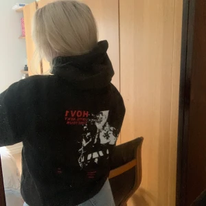 Hov1 hoodie! - Hov1 hoodie köpt i deras pop up butik för några år sen för 500kr💕
