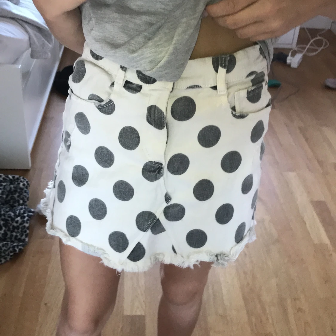 Vit grå prickig kjol - 90