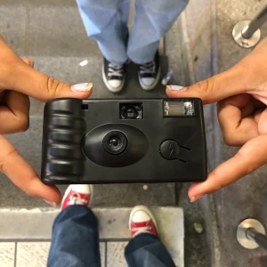 Framkalla kamera  - Köpte två st av dessa men kände att jag bara behövde en av dom! Men dom är super bra och så mysigt att fota och sedan går du till en butik som säljer dessa kameror som framkallar bilderna 😍 Dem kostar 200kr men säljer för 120kr! Nu 