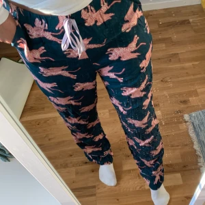 Pyjamas byxor  - Extremt sköna och coola pyjamas byxor från hunkemöller. Sitter väldigt skönt och pösigt, perfekt att gå hemma i. Köpte för 299 men säljer för 180kr