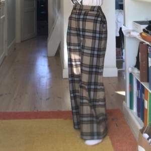 Vida rutiga byxor, insydda i midjan :) jag är 160 och lite långa på mig kanske, jag står för frakt