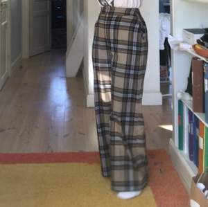 Vida rutiga byxor, insydda i midjan :) jag är 160 och lite långa på mig kanske, jag står för frakt