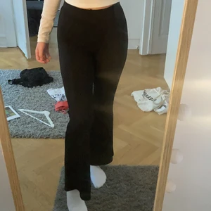 Gina Tricot Petra Trousers XS - Säljer dessa populära petra trousers/ Yogapants/ Orrebyxor från gina. Dessa är i den korta modellen. Storlek XS men passar S, väldigt stretchiga. Säljer pga jag har två par av samma.