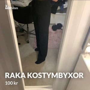Raka kostymbyxor  - Min bild från Tise!                                                             Säljer ett par raka jättefina kostymbyxor från hm. Väldigt skönt material men tyvärr för långa och stora. Man kan enkelt sy upp de. Fint skick i stl 40 