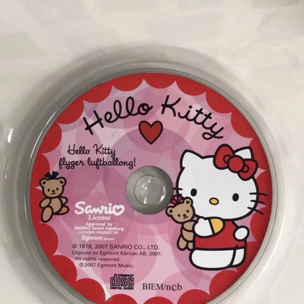 Hello Kitty skiva, fin att ha på väggen, funkar även att titta på. Budgivningen avslutas 16/9. Frakten kostar 11kr! Högsta bud:25!. Accessoarer.