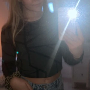 Långärmad tröja från Ginatricot  - Cool långärmad tröja från Ginatricot, tröjan är kroppar och därför relativt kort. Tröjan är i strl L men jag skulle säga att den är Max en M. Materialet ger nästan en baddräckskänsla. Tröjan är använd två gånger och därför i mycket bra skick! Köparen står för frakten 😊