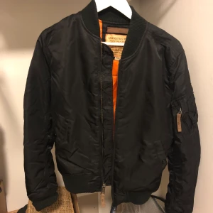 Alpha Industries - Jacka som inte användes så många gånger. Passform för kvinna, storlek syns på bild. Mysig och tillräckligt tjock för höst/vinter 